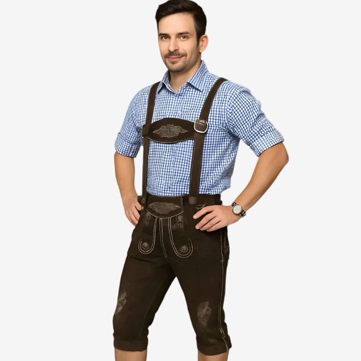 Kniebundhose in Braun mit Stickerei und blau-weiß kariertem Trachtenhemd