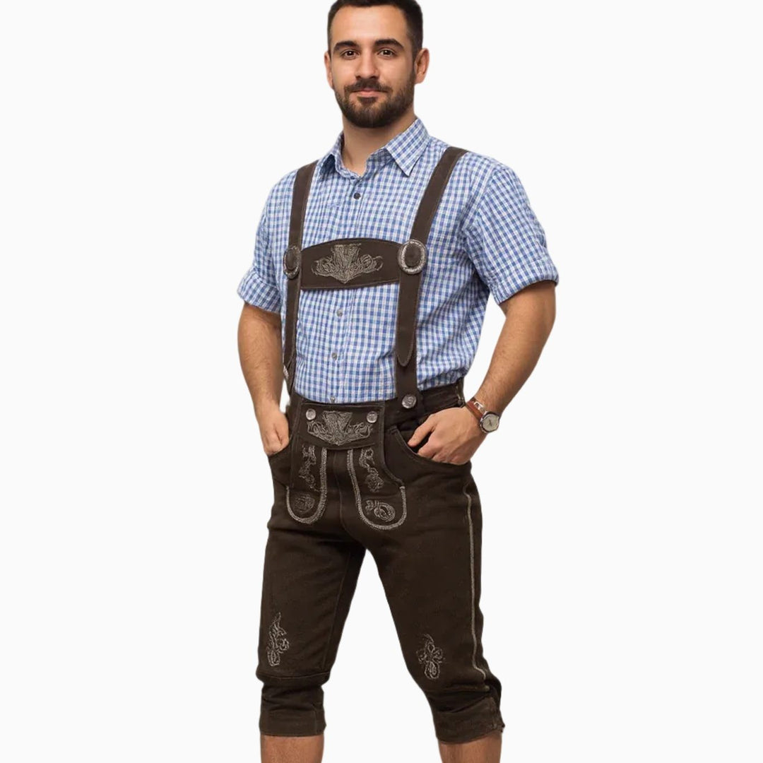 Lederoptik-Kniebundhose mit verzierten Trägern zum blauen Karohemd getragen