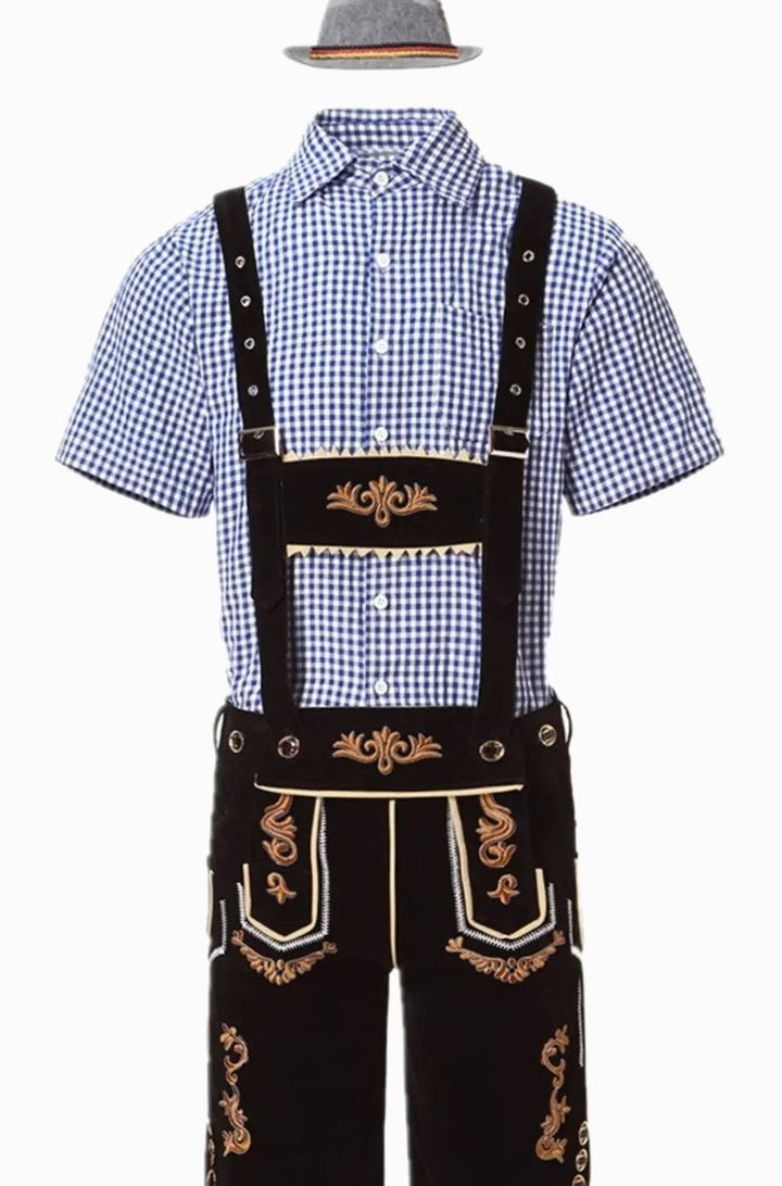 Lederhosen-Set mit blauem Karohemd, schwarzen Trägern und Filzhut