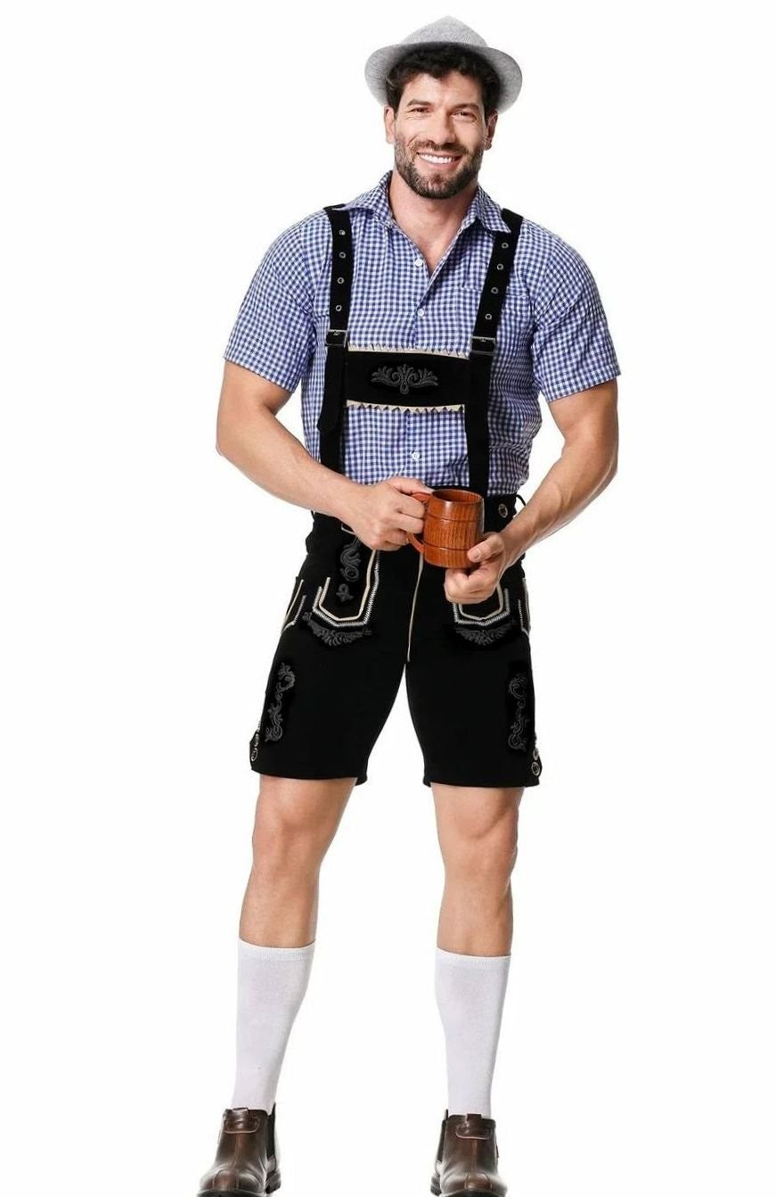 Mann im schwarzen Trachtenoutfit mit Lederhose, kariertem Hemd und Bierkrug