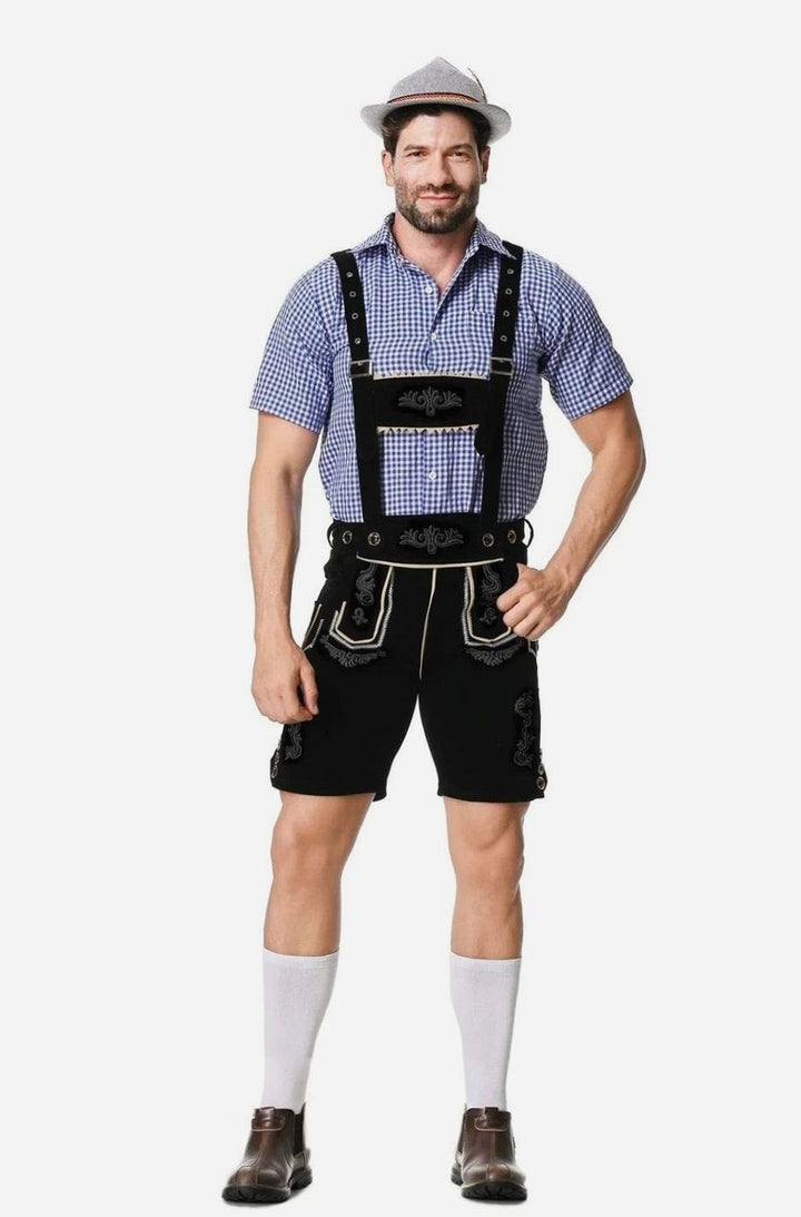 Herren-Trachtenkostüm mit blau-weißem Karohemd, schwarzer Lederhose und Filzhut