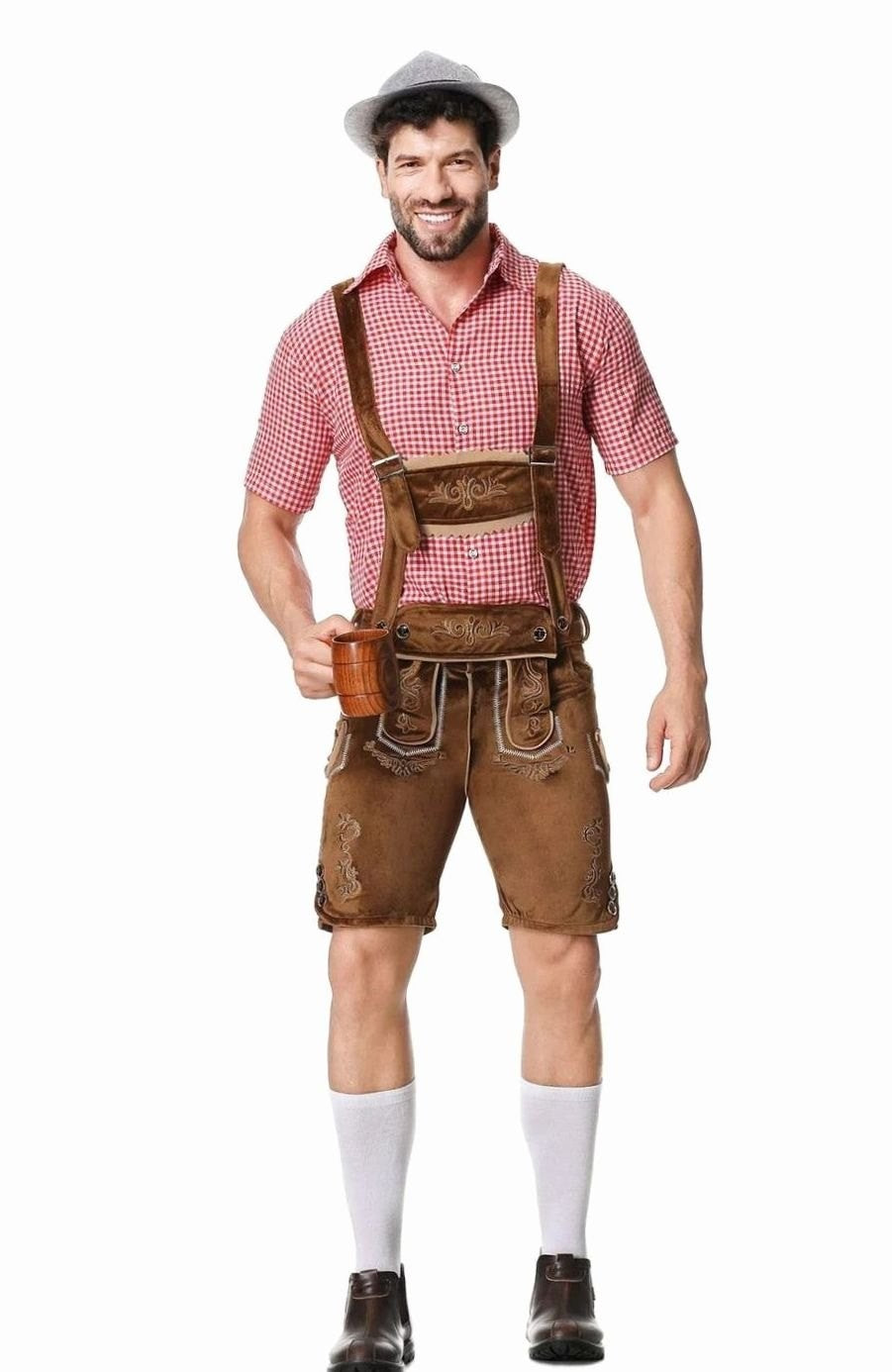 Oktoberfest-Outfit mit rosa-weißem Karohemd, brauner Lederhose und Bierkrug