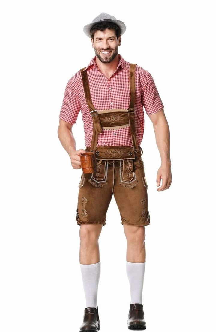 Oktoberfest-Outfit mit rosa-weißem Karohemd, brauner Lederhose und Bierkrug