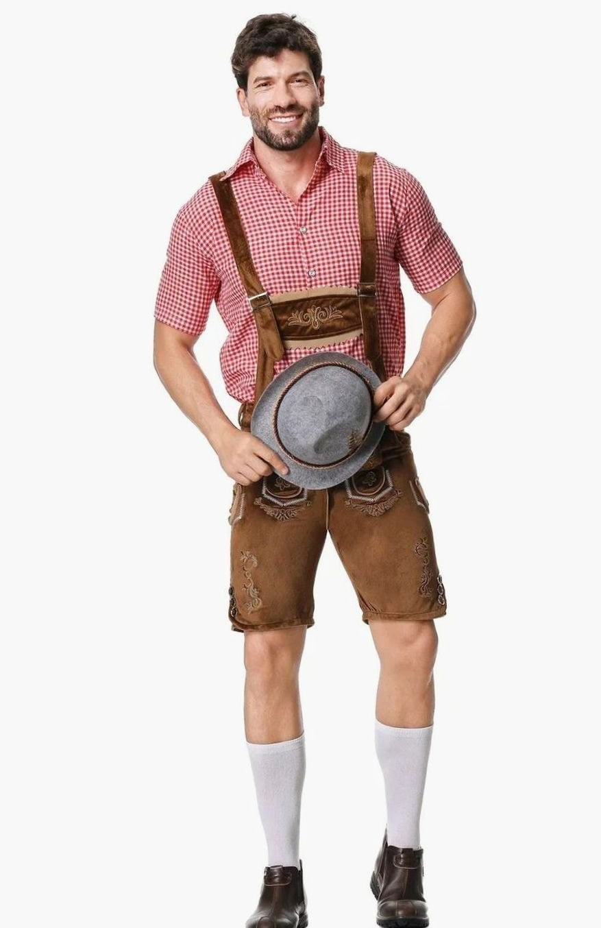 Mann in Trachtenkleidung hält grauen Filzhut mit brauner Lederhose