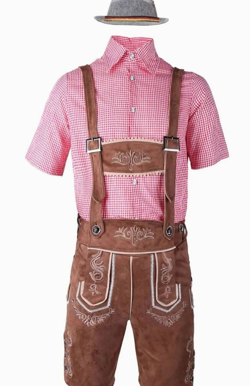 Trachten-Set mit rosafarbenem Karohemd und brauner Lederhose, Filzhut darüber