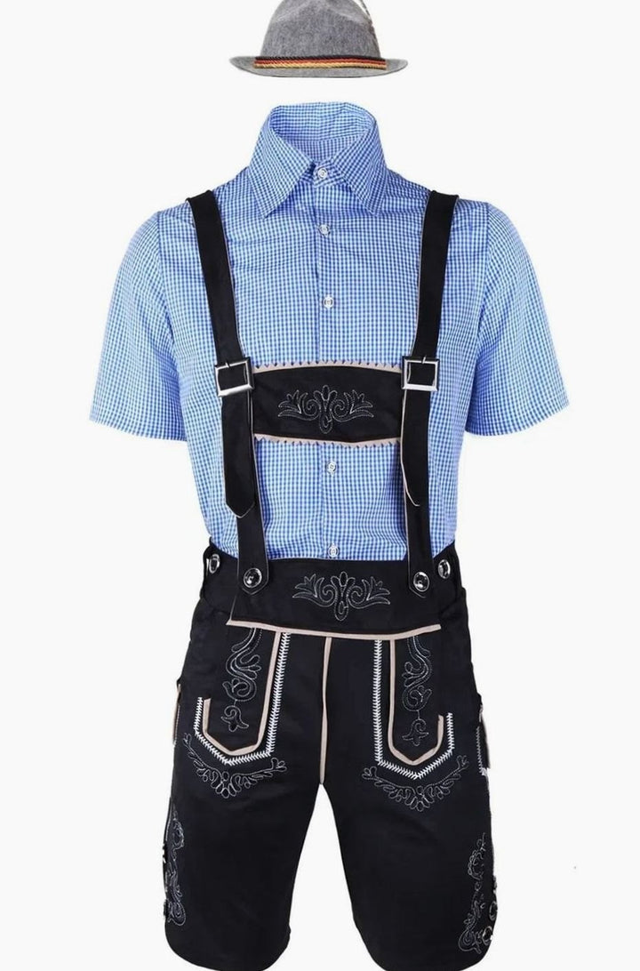 Trachtenoutfit mit hellblauem Karohemd und schwarzer bestickter Lederhose