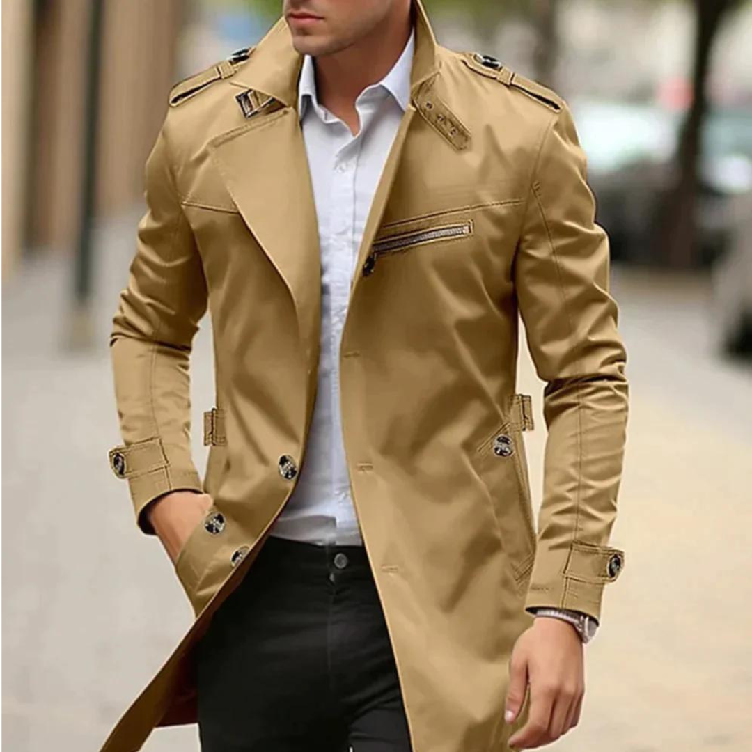 Karamellfarbener Trenchcoat für Herren mit Schulterriemen und eleganter Knopfleiste