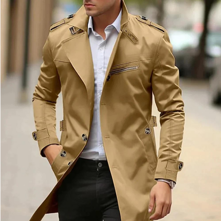 Karamellfarbener Trenchcoat für Herren mit Schulterriemen und eleganter Knopfleiste
