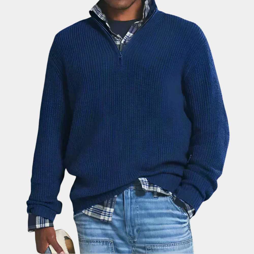 Marineblauer Strickpullover mit Troyerkragen und Reißverschluss, kombiniert mit Karohemd