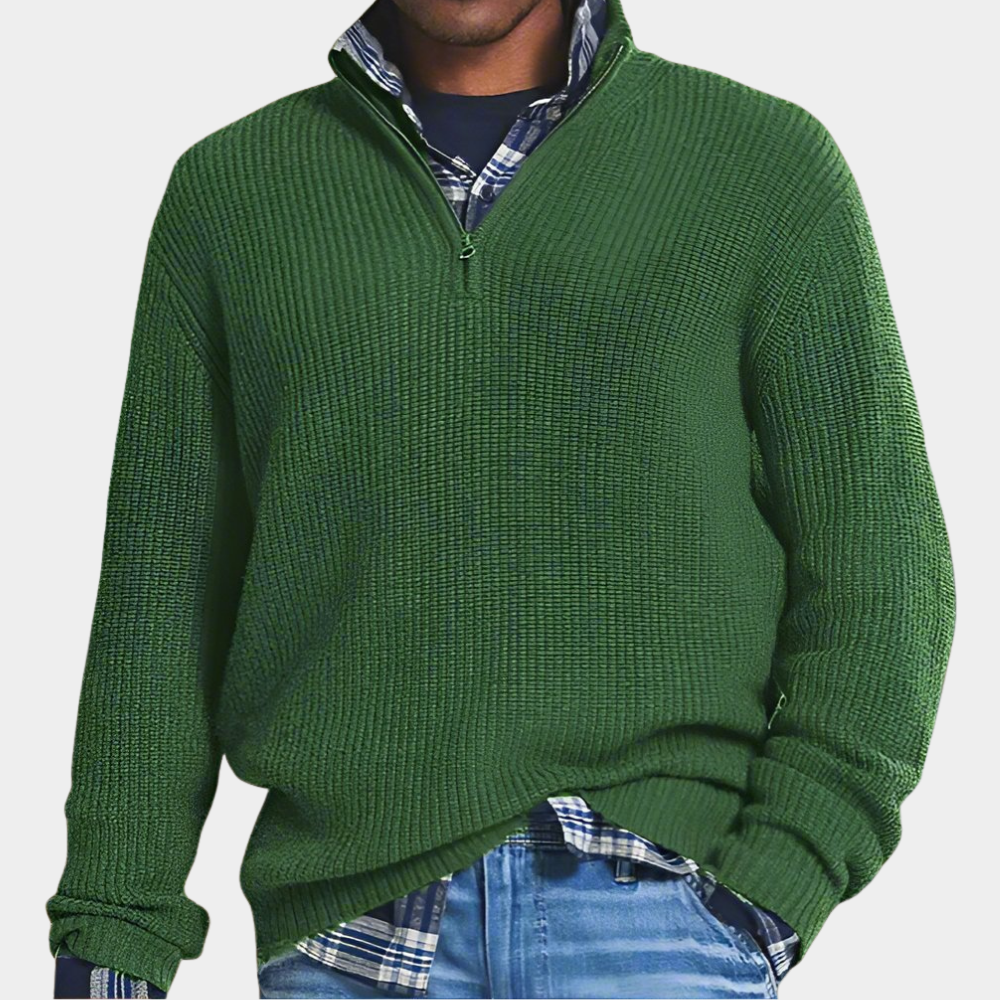 Grüner Strickpullover mit Stehkragen und Reißverschluss, over Karohemd getragen