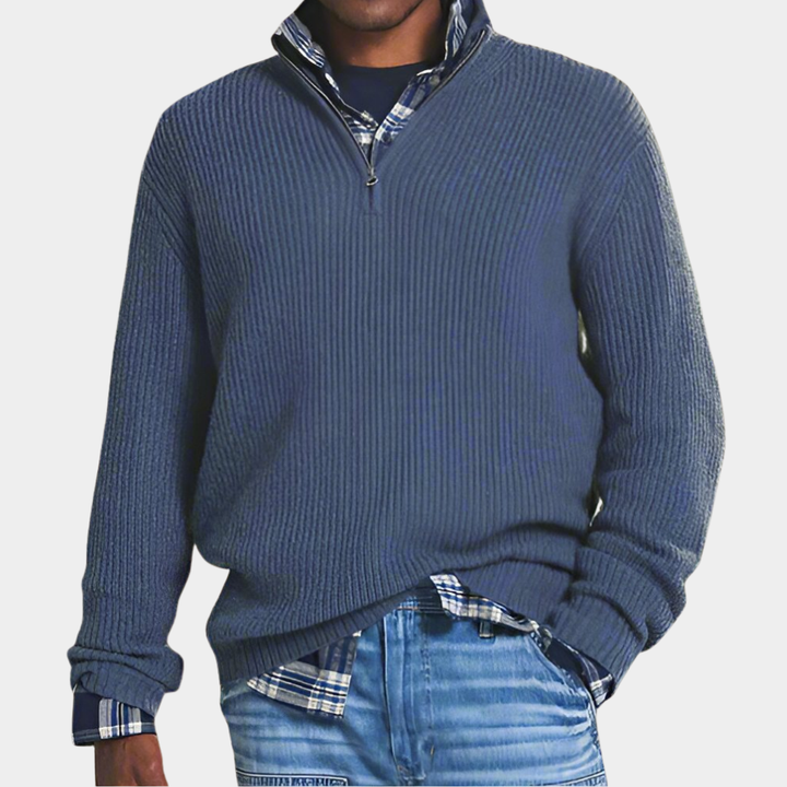 Rauchblauer Strickpullover mit Halbzip und Rippstruktur, casual kombiniert