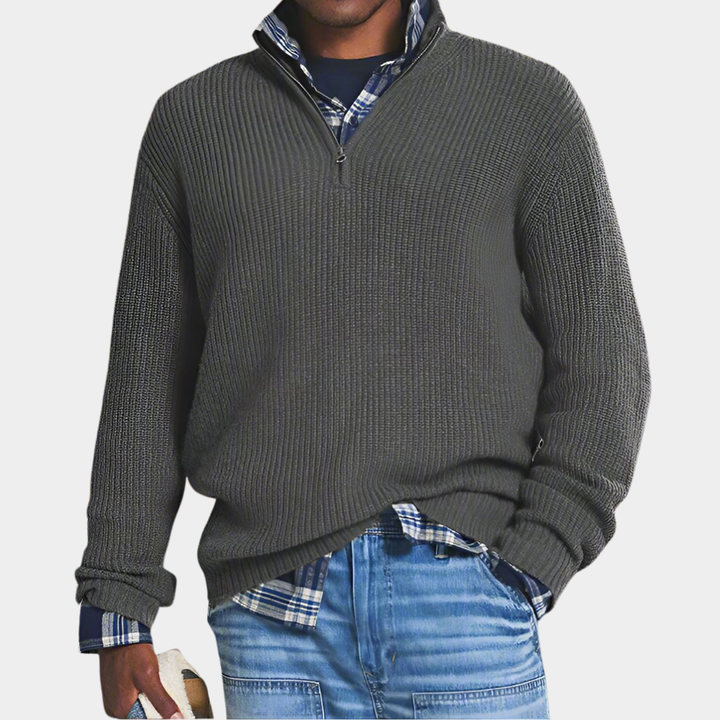 Anthrazitfarbener Strickpullover mit Troyerkragen, over kariertem Hemd kombiniert