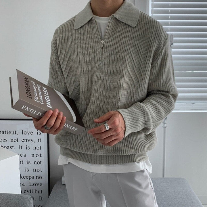 Hellgrauer Strickpullover mit Polokragen und Halbreißverschluss für Herren