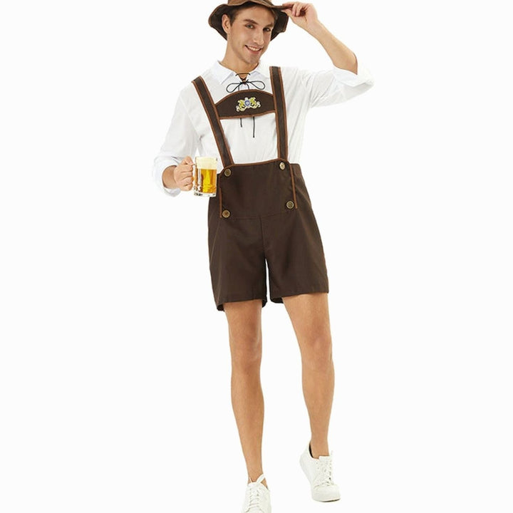Herren Oktoberfest Kostüm mit brauner Lederhosen-Latzhose und Trachtenhut, Bierkrug in der Hand