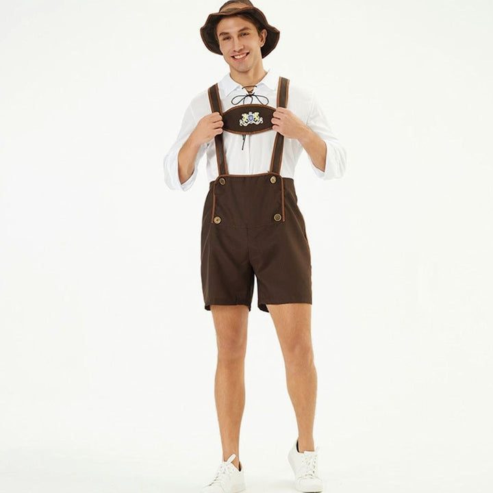 Trachten-Hosenträger-Shorts in Braun mit weißem Hemd, Modell fasst an die Träger
