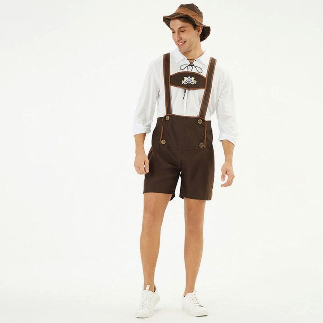 Oktoberfest Herrenoutfit mit kurzer Latzhose, Trachtenhut und lockerem weißem Hemd