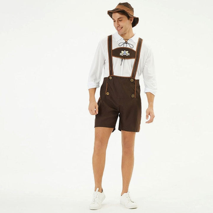 Oktoberfest Herrenoutfit mit kurzer Latzhose, Trachtenhut und lockerem weißem Hemd
