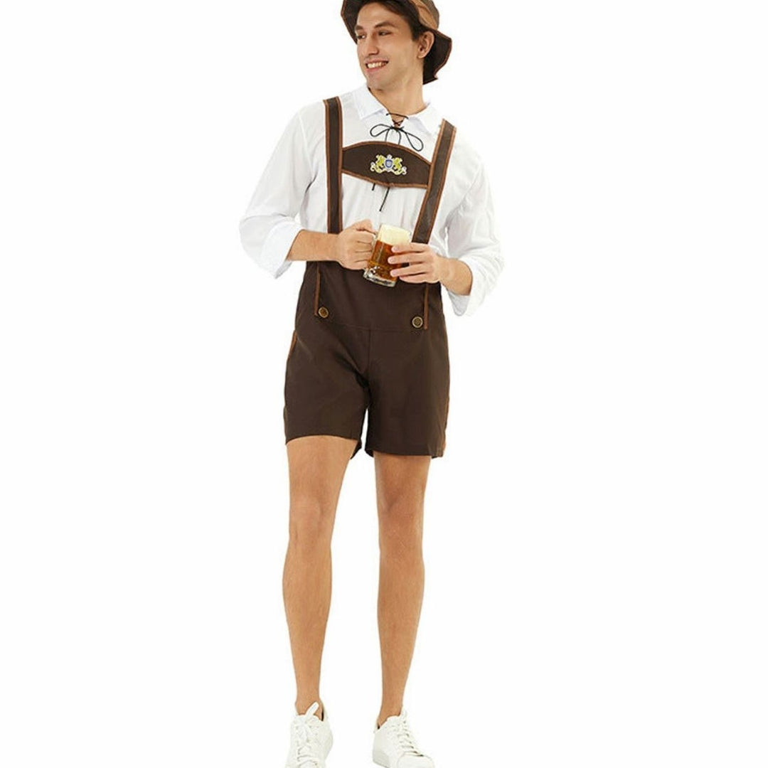 Lederhosen-Latzhose in Braun kombiniert mit Trachtenhut und Bierkrug beim Anstoßen
