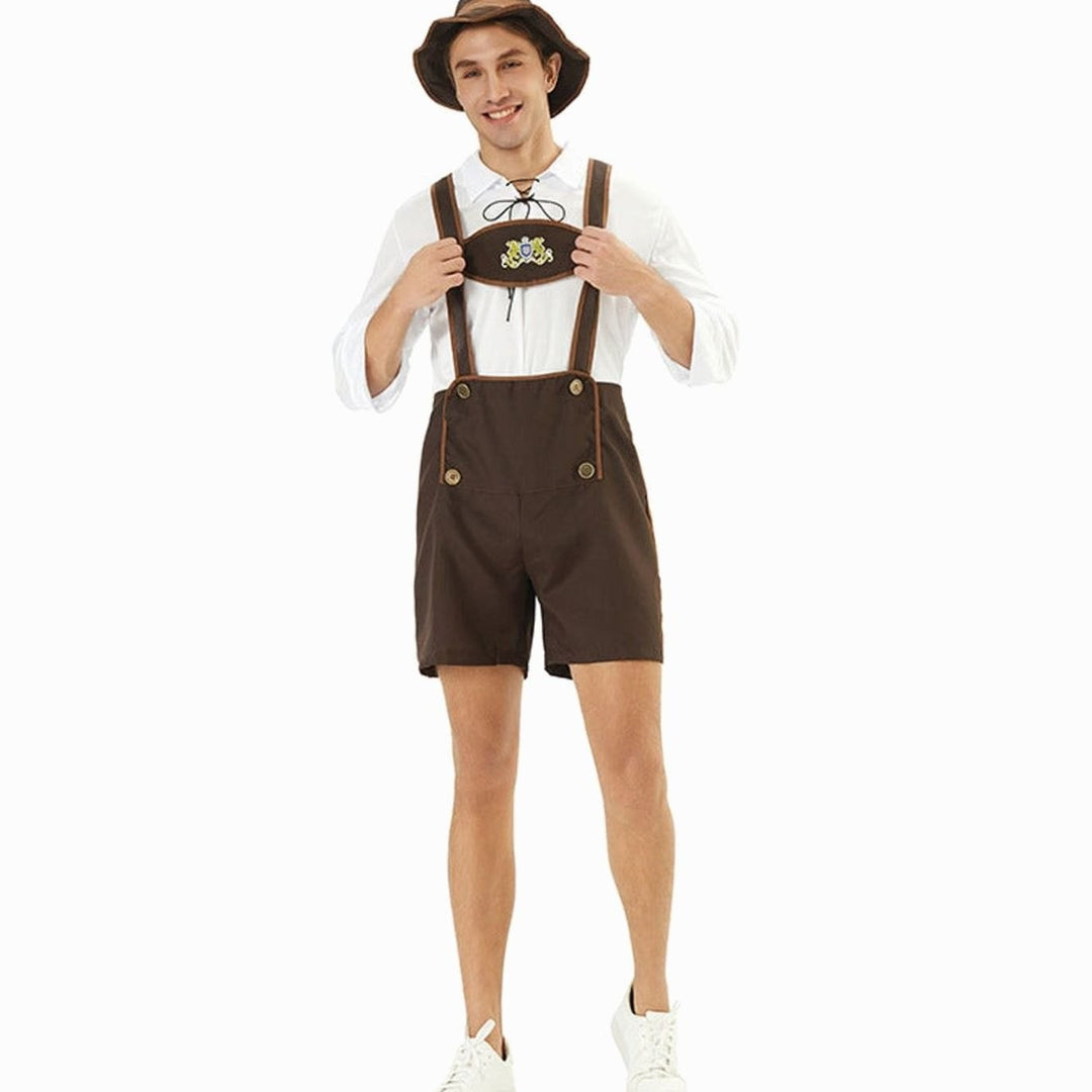 Oktoberfest Kostüm mit brauner Latzhose, Trachtenhut und weißem Hemd, seitliche Ansicht