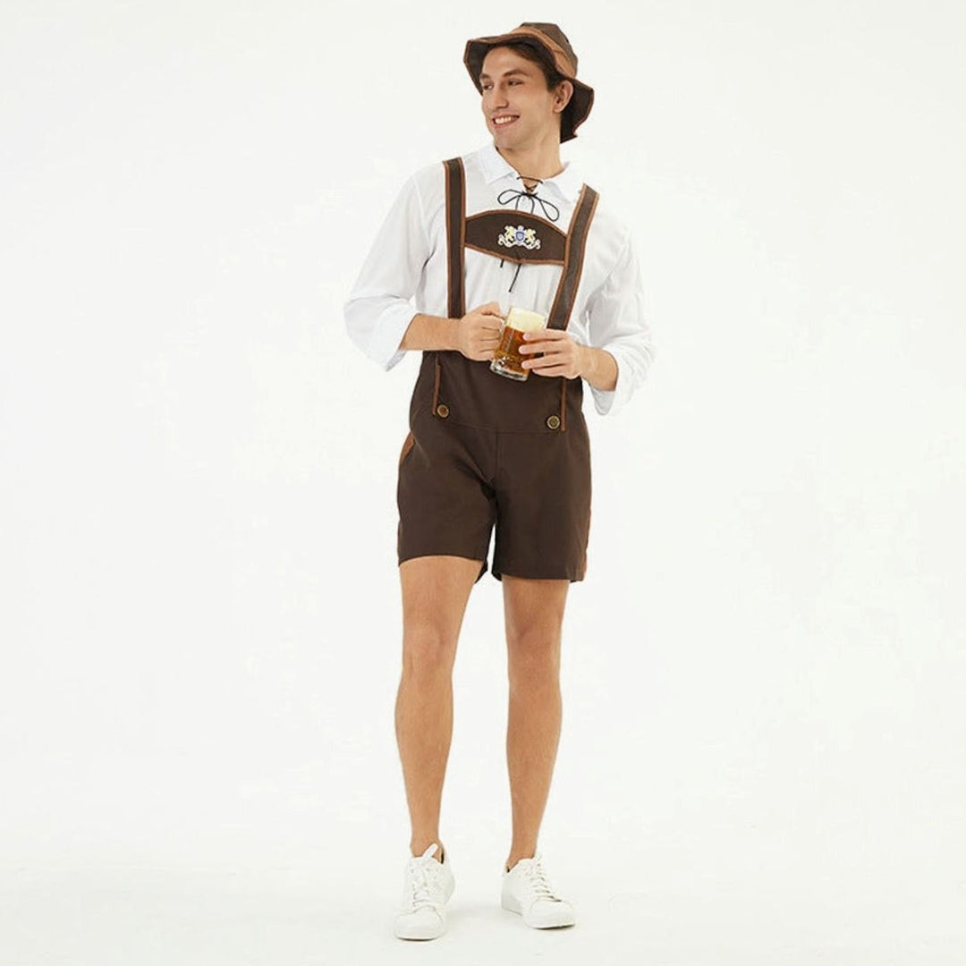 Herren Trachtenoutfit mit kurzer Lederhosen-Latzhose und braunem Filzhut, Bierkrug in der Hand