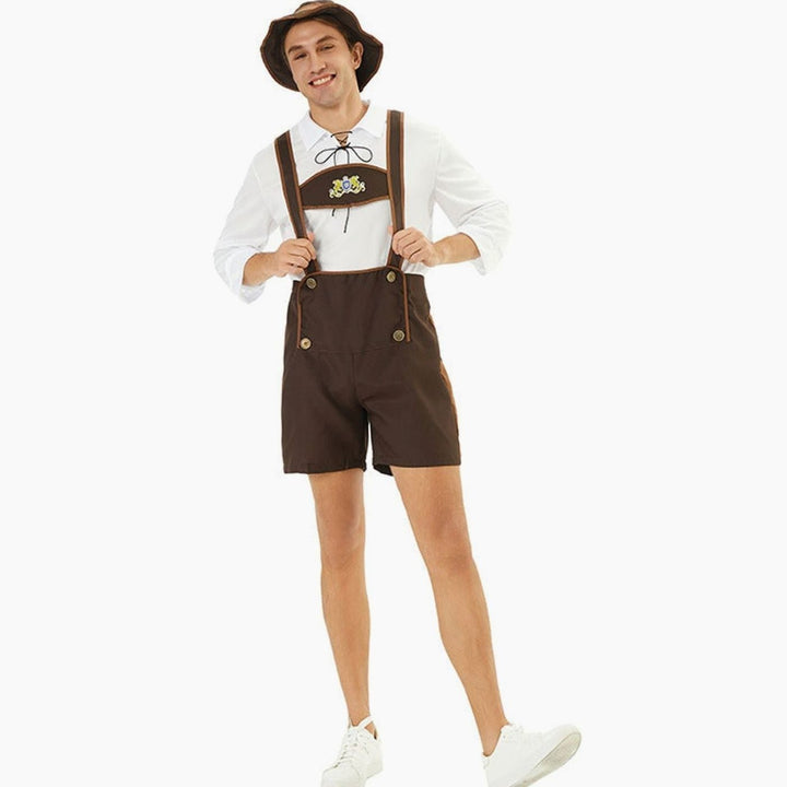 Bayerische Latzhose in Braun mit Hosenträgern, Modell hält Träger vor weißem Hemd