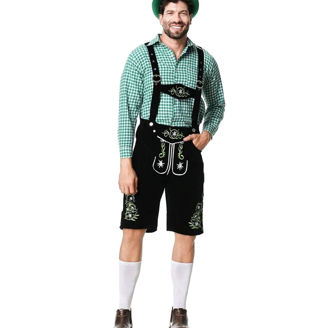 Mann im Trachtenlook mit schwarzer Lederhose, Karohemd und grünem Hut