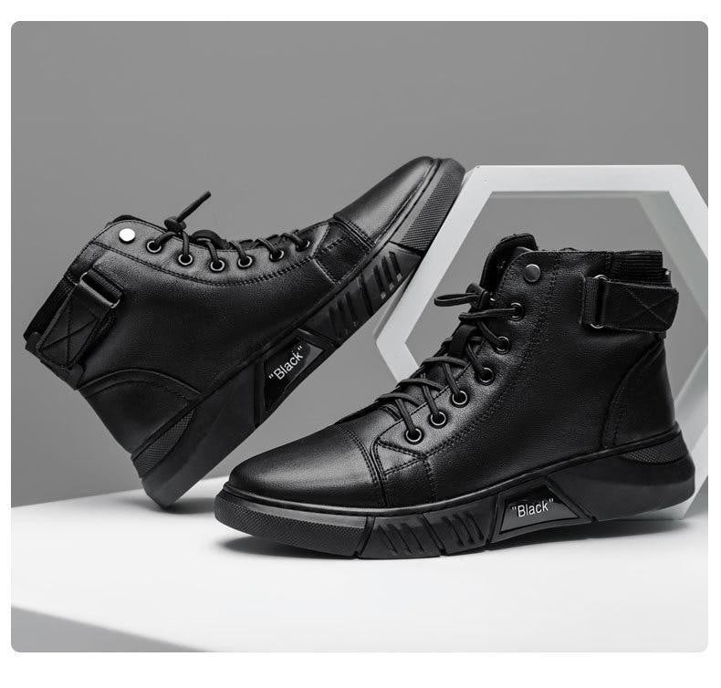 Zwei schwarze Lederstiefel mit Schnürung und robuster Profilsohle freigestellt