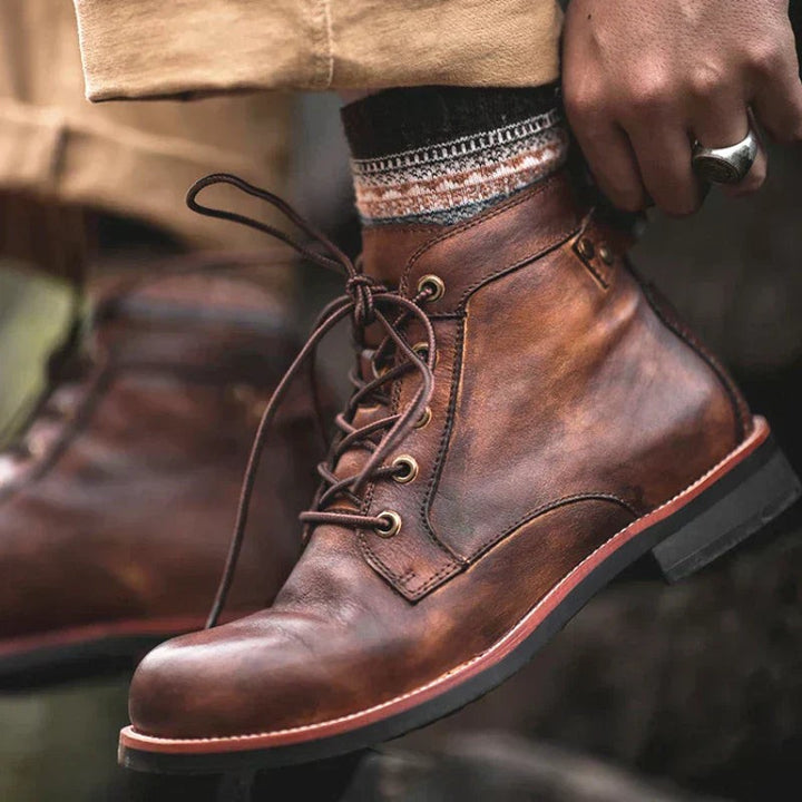 Braune Herren-Lederstiefel mit Schnürung im Vintage-Look getragen