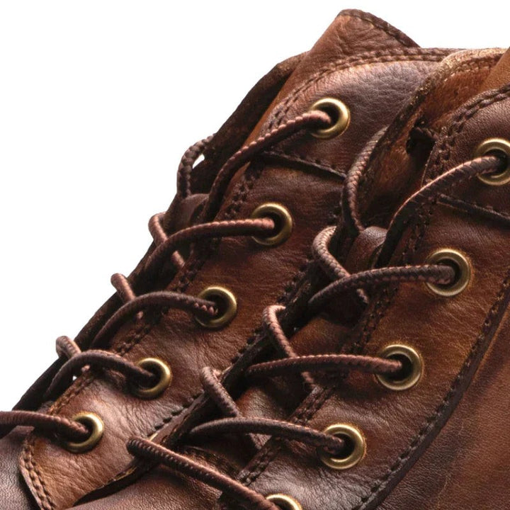 Nahaufnahme der Schnürung und Ösen am braunen Lederstiefel