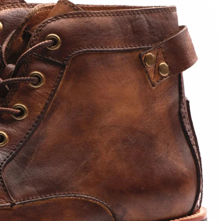Detailansicht der Fersenpartie mit Riemen am braunen Lederstiefel