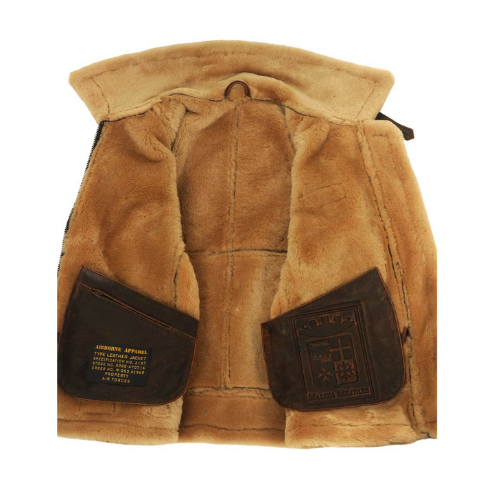 Innenfutter der Lederjacke mit hellem Kunstfell und Brusttaschen im Detail