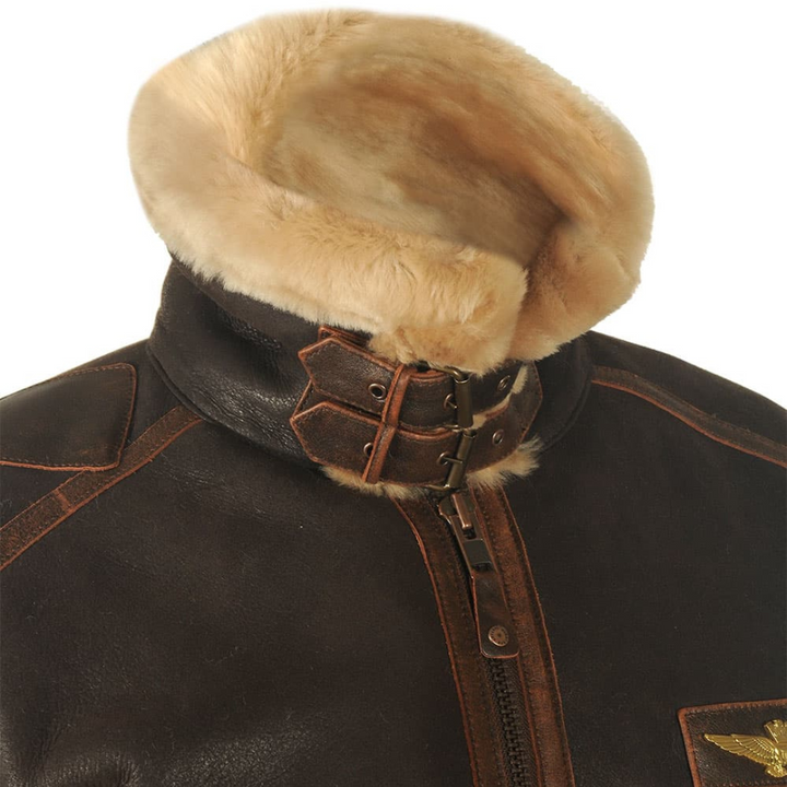 Nahaufnahme des flauschigen Kragens mit Lederriemen am Halsverschluss