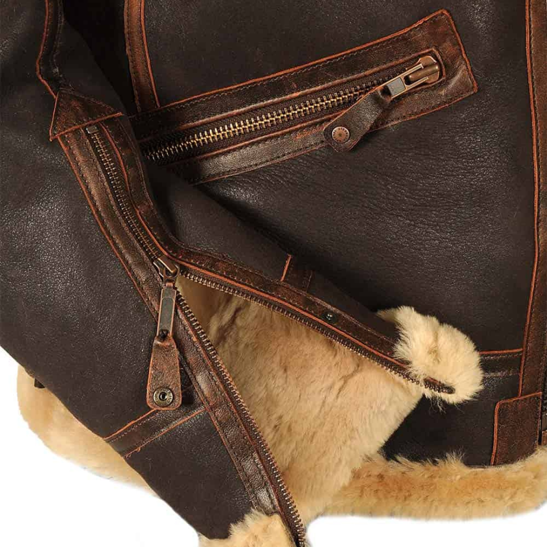 Nahaufnahme der offenen Brusttasche mit Fellfutter im Innern