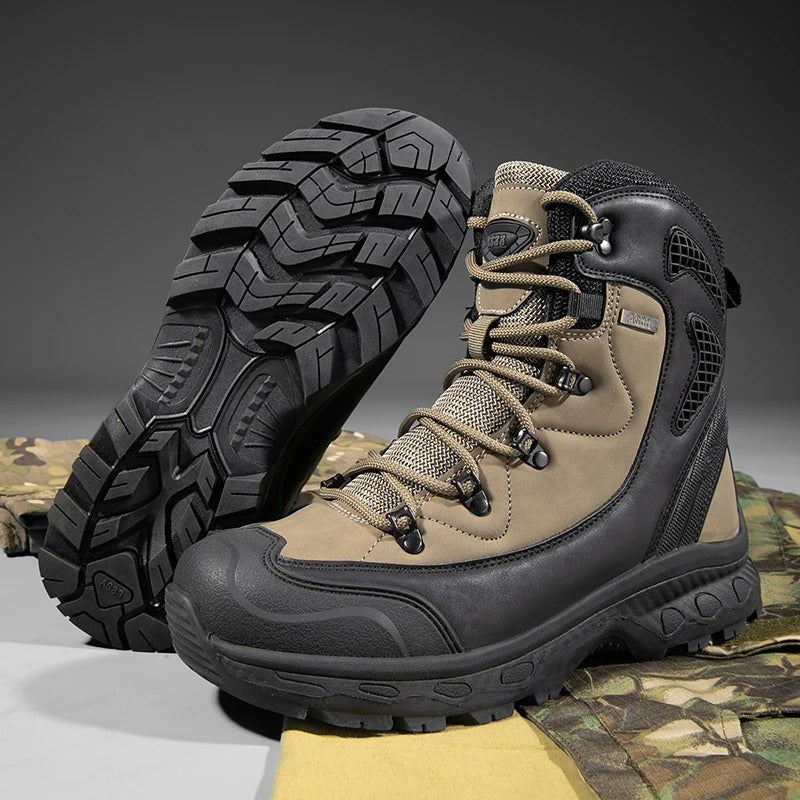 Taktische Stiefel in Khaki-Schwarz auf Tarnstoff präsentiert