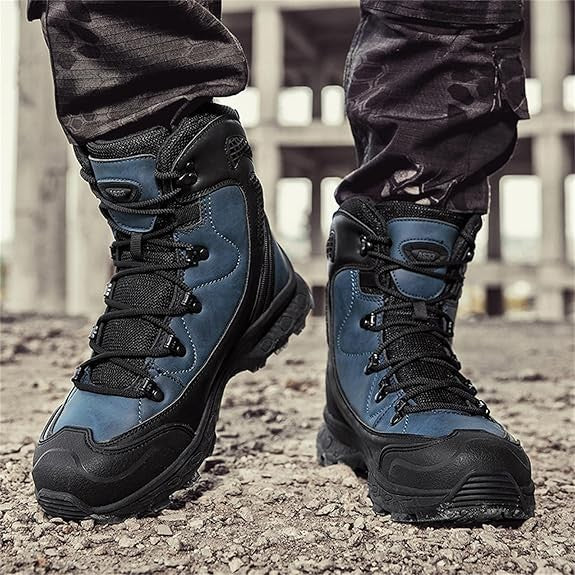Taktische Stiefel in Blau-Schwarz getragen an den Füßen im Freien