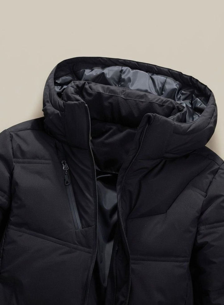 Nahaufnahme schwarze Kapuzenjacke mit gefütterter Kapuze und Brusttasche