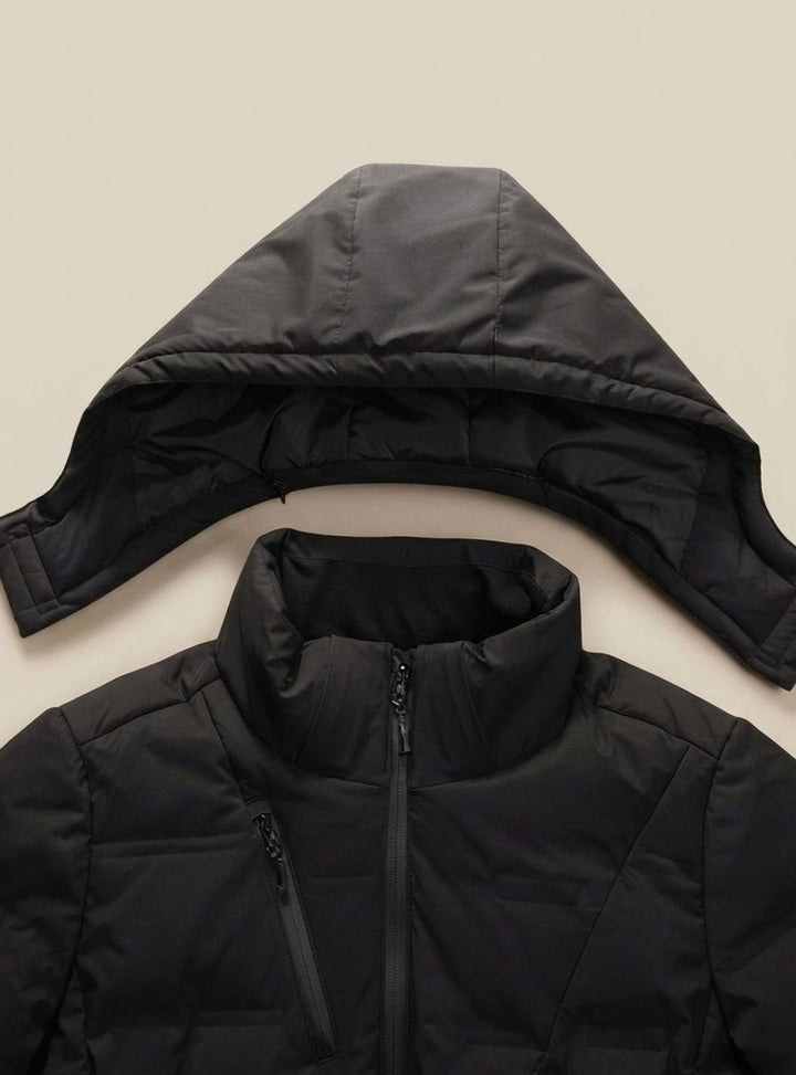 Abnehmbare Kapuze der schwarzen Herren-Winterjacke im Detail