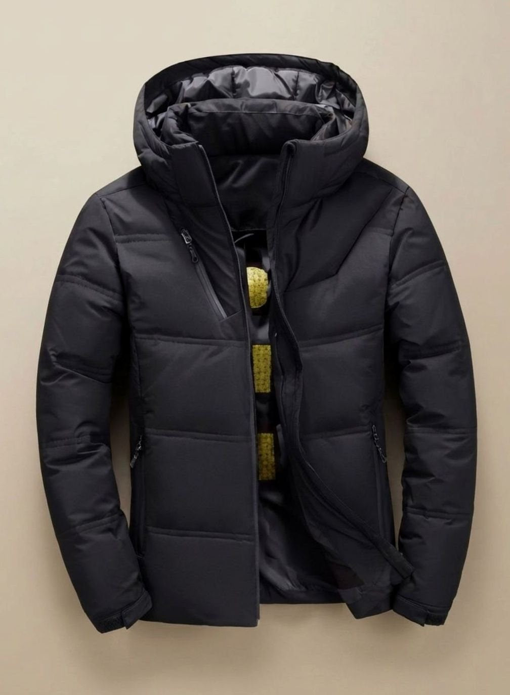 Schwarze Steppjacke Herren mit Kapuze und gelb gemustertem Innenfutter