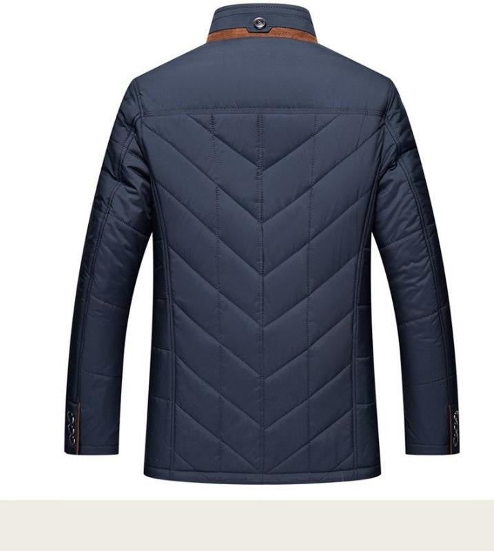 Rückenansicht der gesteppten Winterjacke in Dunkelblau mit Ärmelriegel