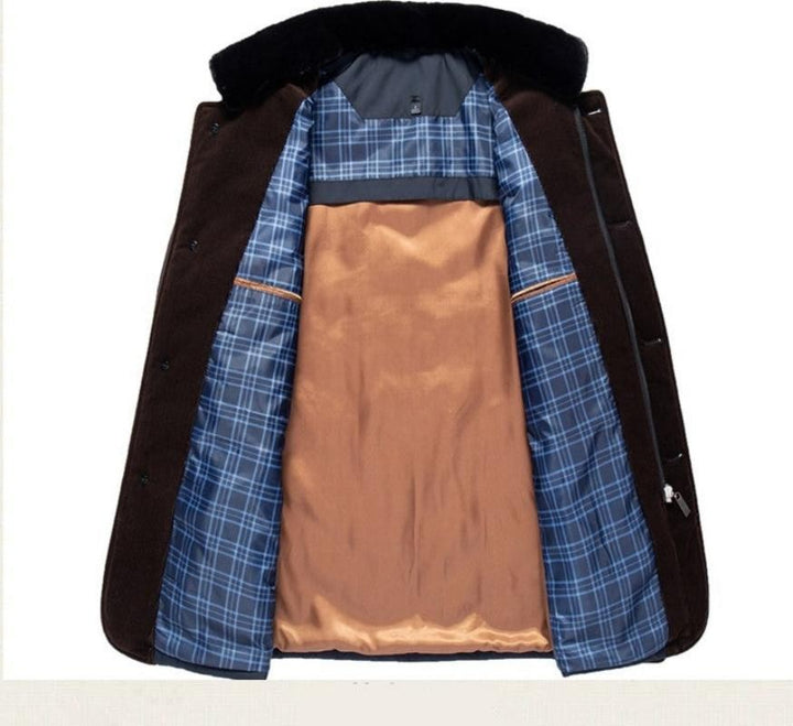 Offene Winterjacke mit kariertem Innenfutter und Fellkragen im Detail