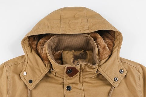 Kapuze mit Kunstfellfutter der Commander-Jacke in Sandbraun im Detail