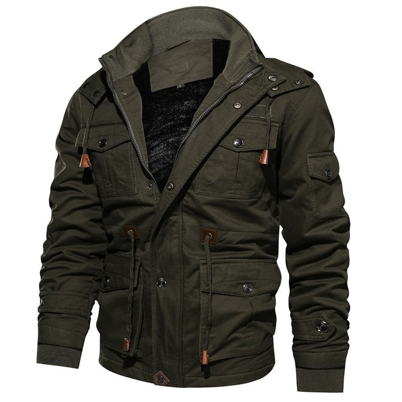 Commander-Jacke in Olivgrün mit Kunstfellfutter und mehreren Taschen, offen getragen