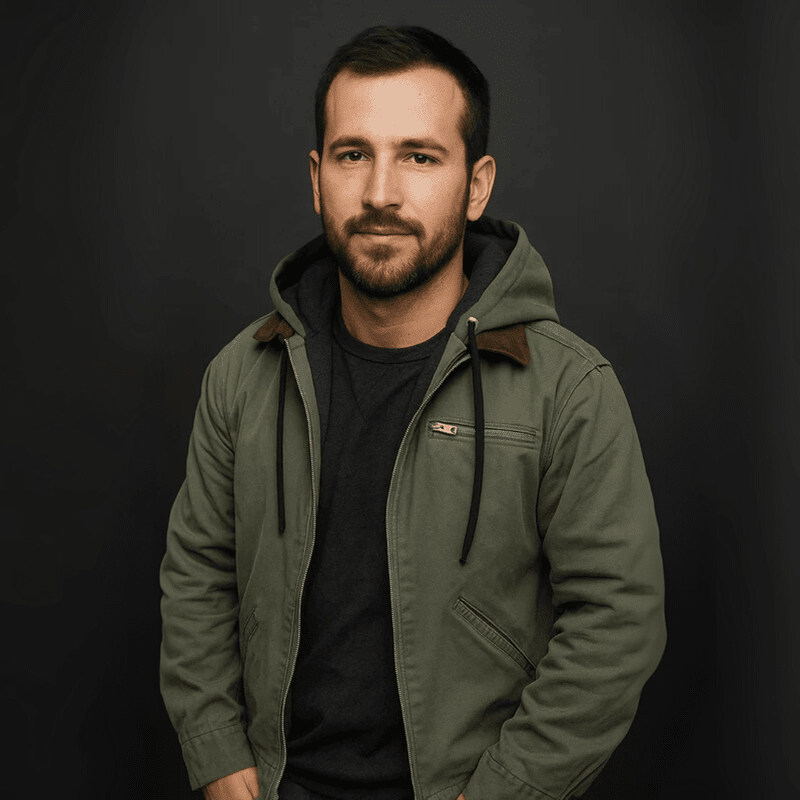 Mann im Studio trägt olivgrüne Kapuzenjacke mit Reißverschluss