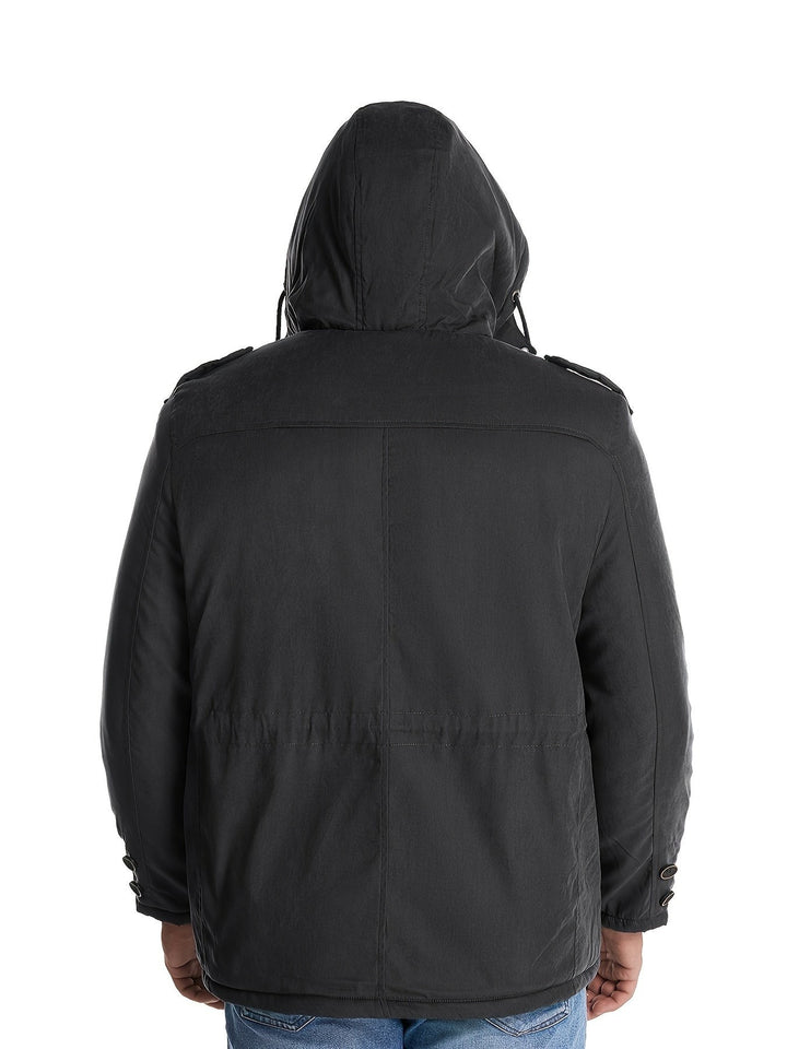 Schwarze Herrenjacke mit Kapuze, Rückenansicht am tragenden Model