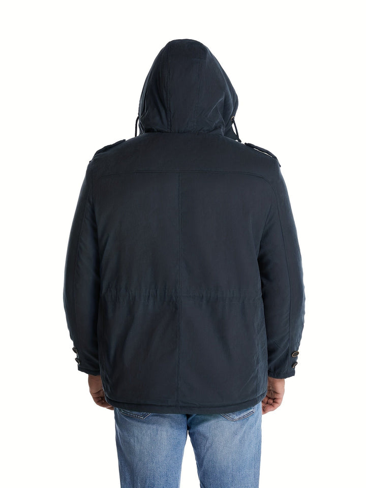 Dunkelblaue Winterjacke mit Kapuze, Rückenansicht am tragenden Model