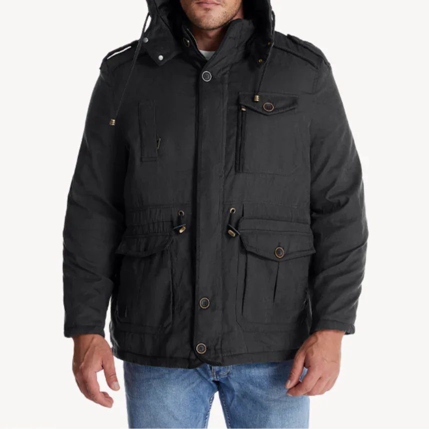 Schwarze Herren-Winterjacke mit Kapuze und mehreren Cargo-Taschen im Detail