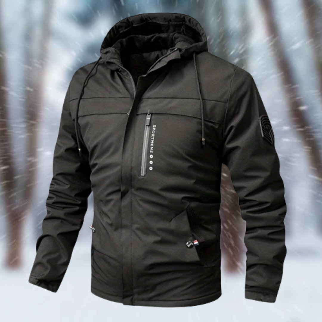 Schwarze Kapuzenjacke mit Brusttasche und Reißverschluss, Frontansicht im Schnee