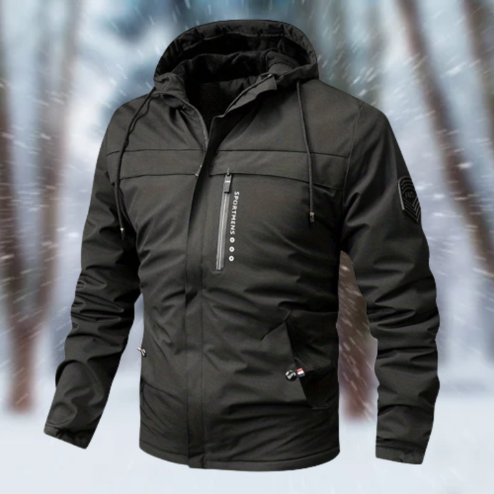 Schwarze Kapuzenjacke mit Brusttasche und Reißverschluss, Frontansicht im Schnee