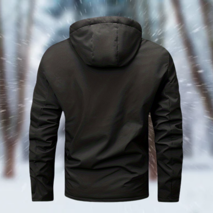 Schwarze Kapuzenjacke mit Kapuze, Rückansicht im verschneiten Wald