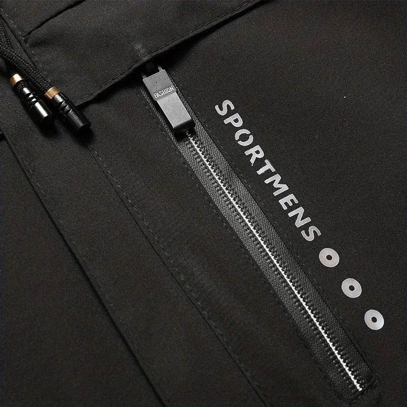 Nahaufnahme Reißverschlusstasche mit Sportmens-Schriftzug an schwarzer Jacke